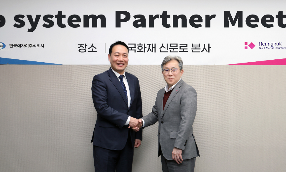 서울시 새문안로 흥국화재 본사에서 열린 ‘치매 예방과 치료를 위한 전략적 제휴’ 업무 협약식에서 (왼쪽부터)고홍병 한국에자이 대표이사와 송윤상 흥국화재 대표이사가 기념 사진촬영을 하고 있다. 사진=흥국화재