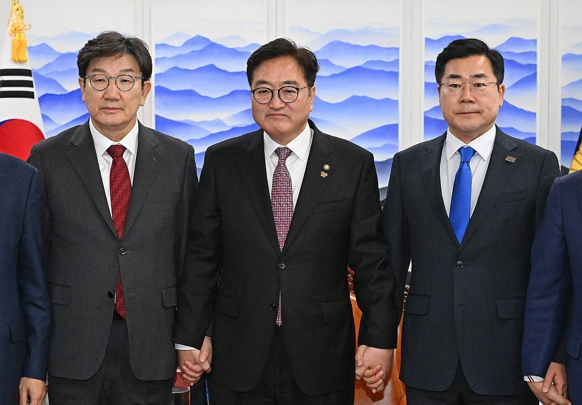기념 촬영하는 국회의장과 양당 원내대표(사진=연합뉴스)