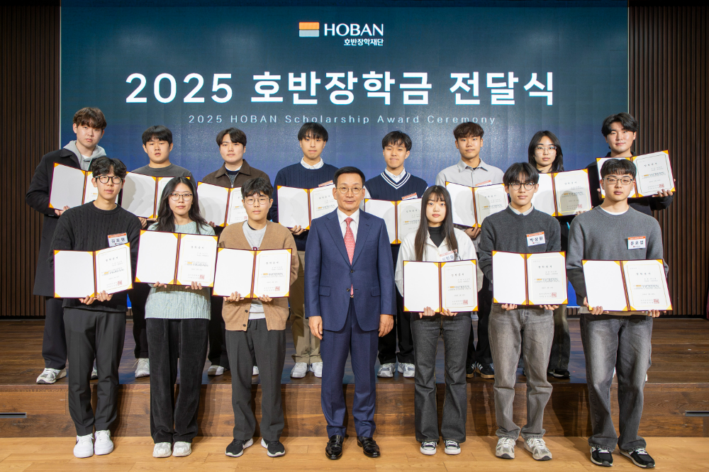 (가운데) 김상열 호반장학재단 이사장.(사진=호반그룹)