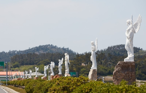 하의도에 설치된 천사상 조각상.(사진=신안군)