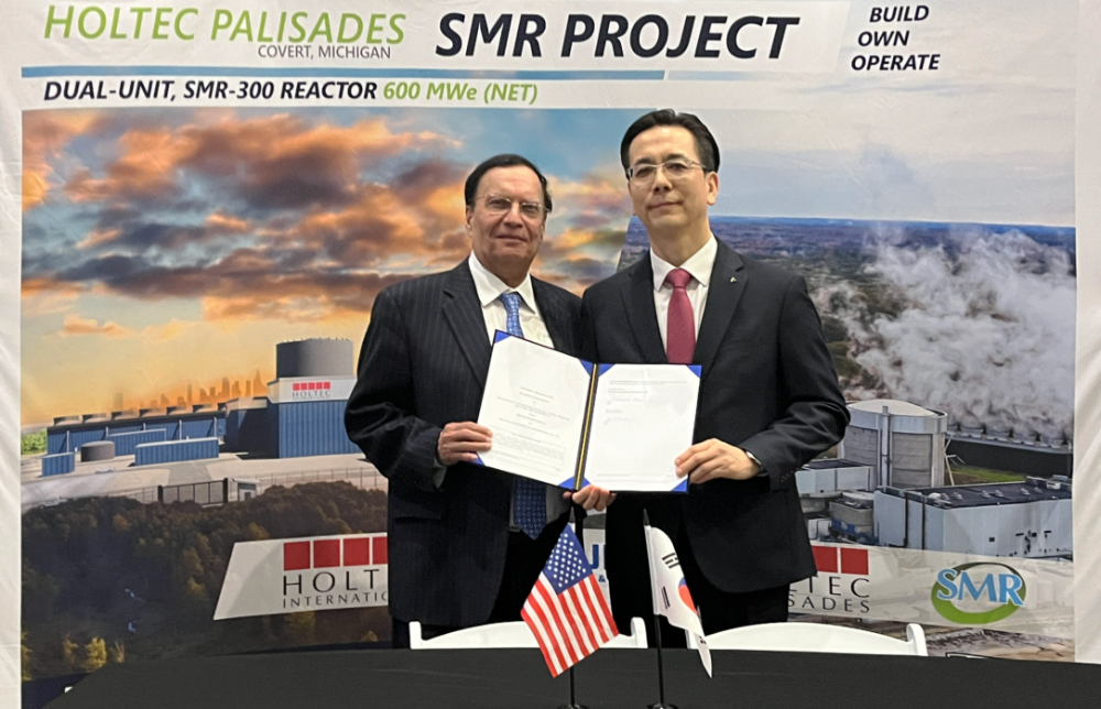 25일(현지시간) 미국 팰리세이즈 원자력발전단지에서 홀텍 크리스 싱 회장(왼쪽)과 현대건설 이한우 대표이사(오른쪽)가 확장 협력 합의서에 서명한 후 기념사진을 촬영하고 있다.(사진=현대건설)