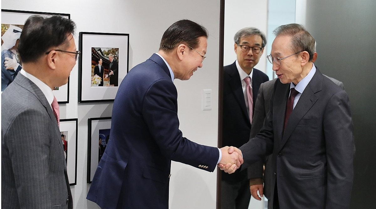 국민의힘 권영세 비상대책위원장이 27일 서울 서초구 청계재단을 찾아 이명박 전 대통령을 예방해 인사를 나누고 있다.(사진=연합뉴스)
