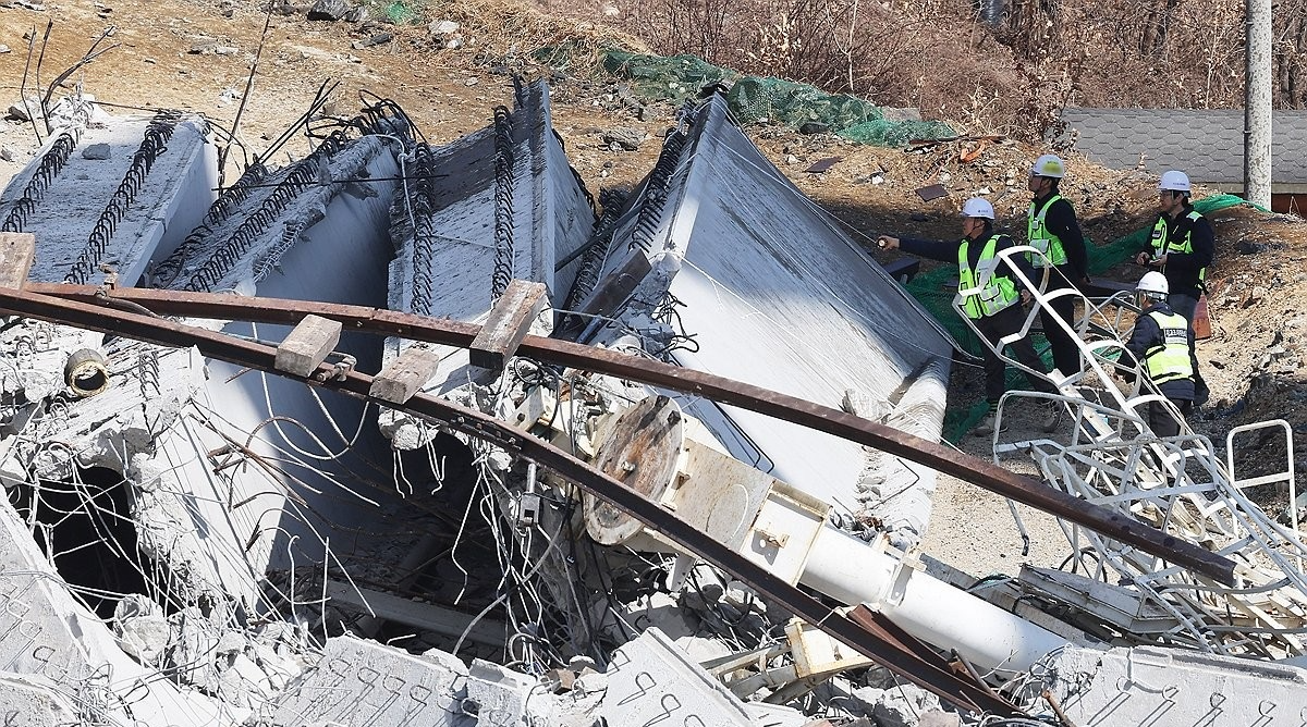 서울세종고속도로 건설 공사 사고 현장 살펴보는 관계자들(사진=연합뉴스)