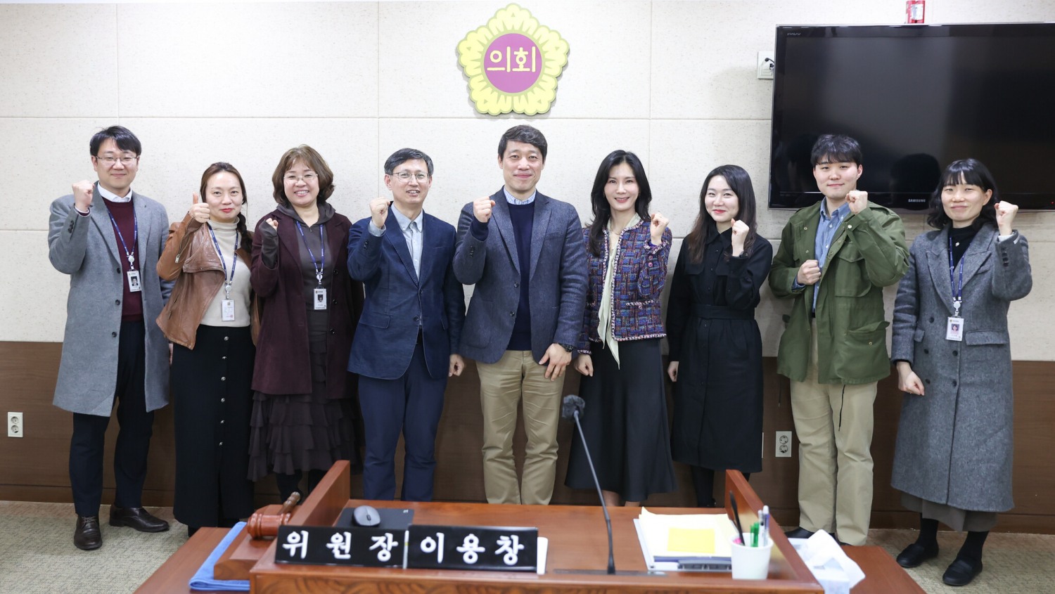 이용창 교육위원장(가운데)이 학생맞춤통합지원 시스템 구축 간담회를 마치고 참석한 학생들과 기념촬영을 하고 있다.