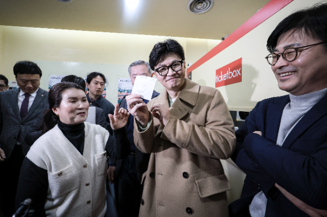 국민의힘 한동훈 전 대표가 2일 오후 서울 종로구 대학로 한 극장에서 제2연평해전을 다룬 연극 '바다는 비에 젖지 않는다'를 관람했다. 사진=연합뉴스