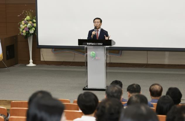 회의에서 발언하는 단양군수