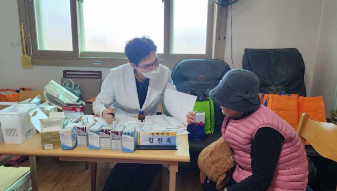 김진욱 공보의가 찾아가는 의료원 마을 순회 진료를 하고 있다.