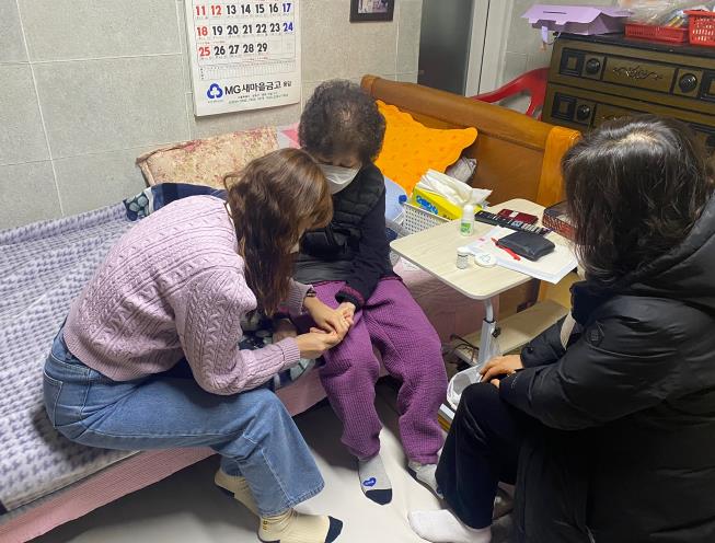 어르신 가정을 방문해 ‘돌봄SOS’ 서비스를 제공한 모습