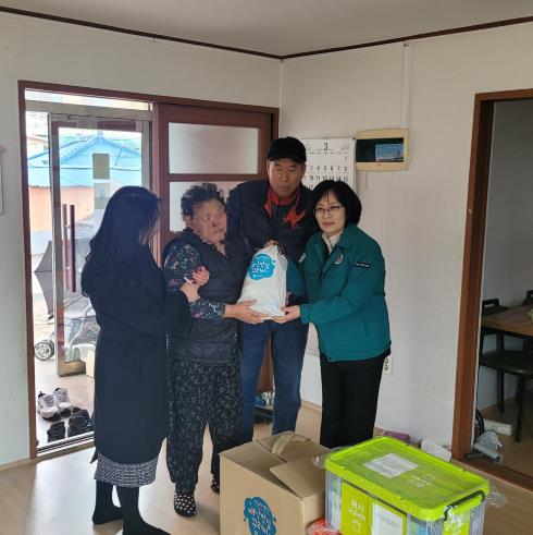 광양시, 봉강면 화재 피해 주민 위해 응급구호 재난 물품 전달