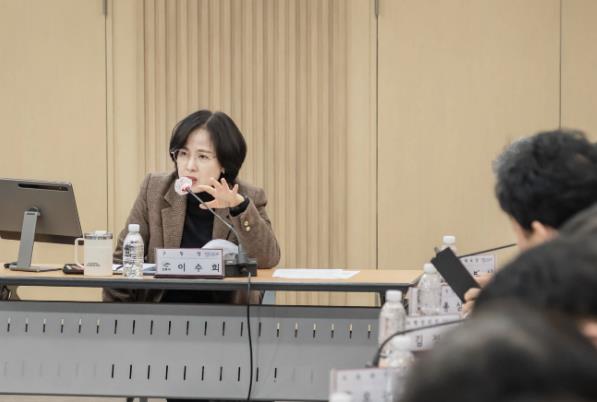 이수희 강동구청장은 지난 5일 천호지역 생활환경개선을 위한 종합대책회의를 주재했다