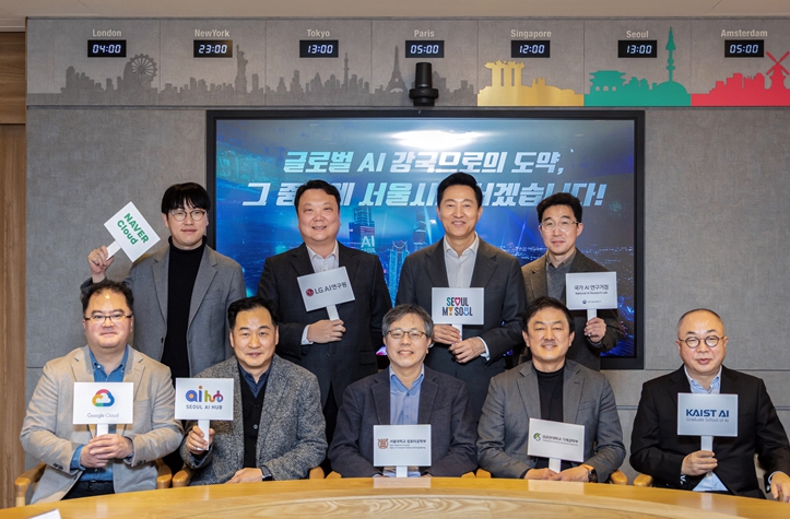 오세훈 서울시장이 6일 오후 서울시청 집무실에서 AI전문가들과 미래 AI산업 육성전략과 인재 양성 방안 등을 논의 후 기념 촬영하고 있다.