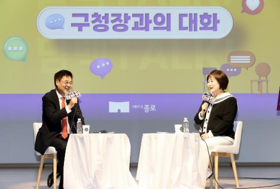 정문헌 구청장과 아나운서 이금희의 모습(2025. 3. 6. 창신아트홀)