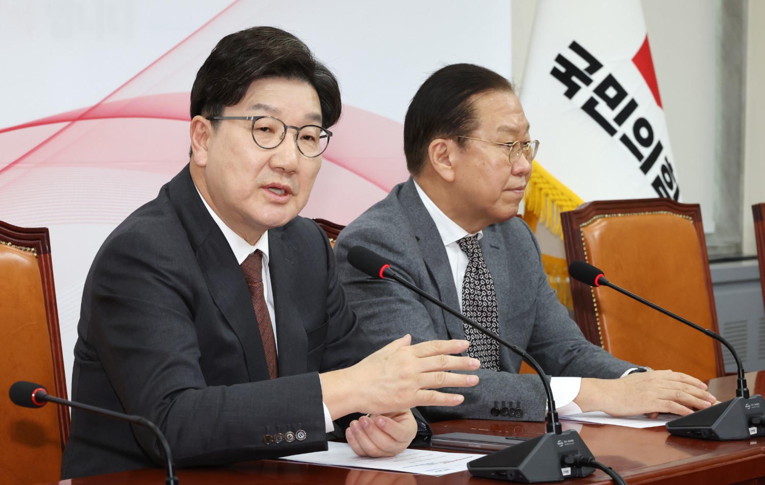 권영세 비대위원장과 권성동 원내대표가 긴급 기자회견을 진행하고 있다. 사진=연합뉴스