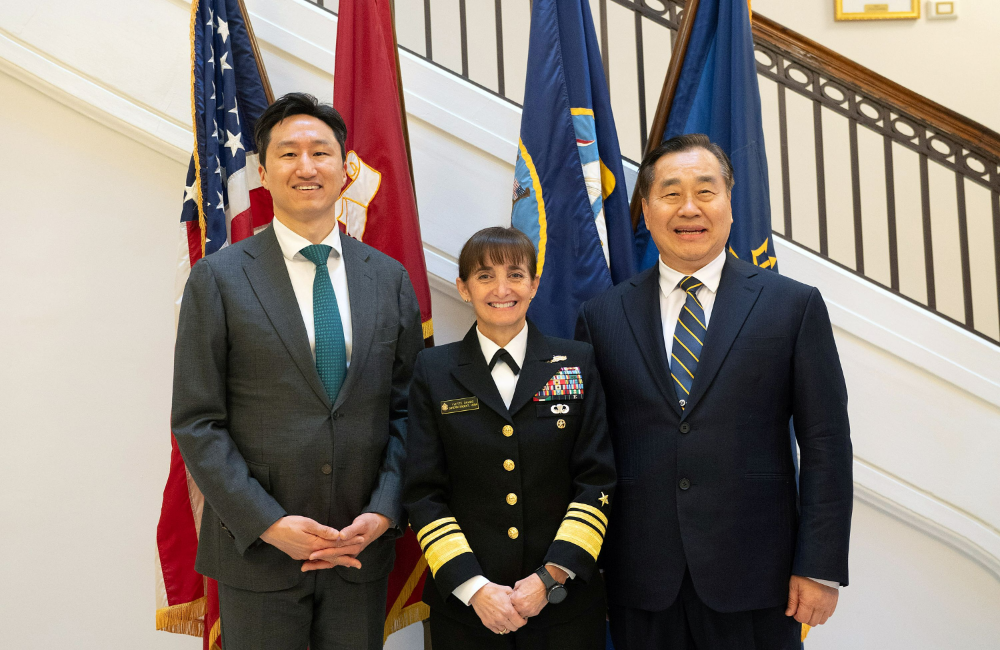 정기선 HD현대 수석부회장(왼쪽)이 정호섭 전 대한민국 해군참모총장(오른쪽)과 함께 미국 해군사관학교에서 이벳 M. 데이비스(Yvette M. Davids) 교장(가운데)과 기념사진을 촬영하고 있다.(사진=HD현대)