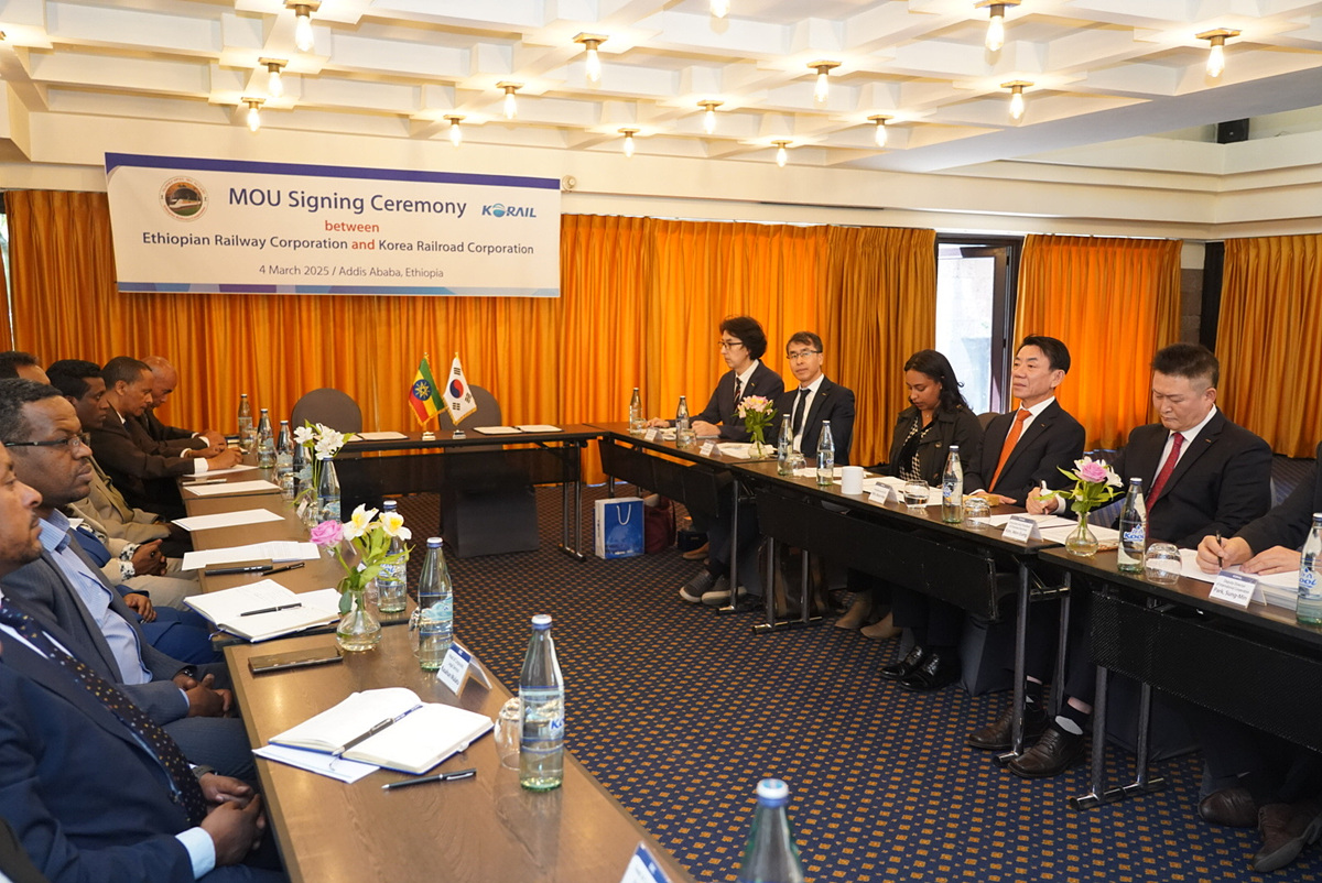 코레일이 4일 오전(현지시간) 아프리카 에티오피아철도공사와 상호협력 방안을 논의하고 있다. (사진 오른쪽에서 두 번째 한문희 코레일 사장).(사진=코레일)