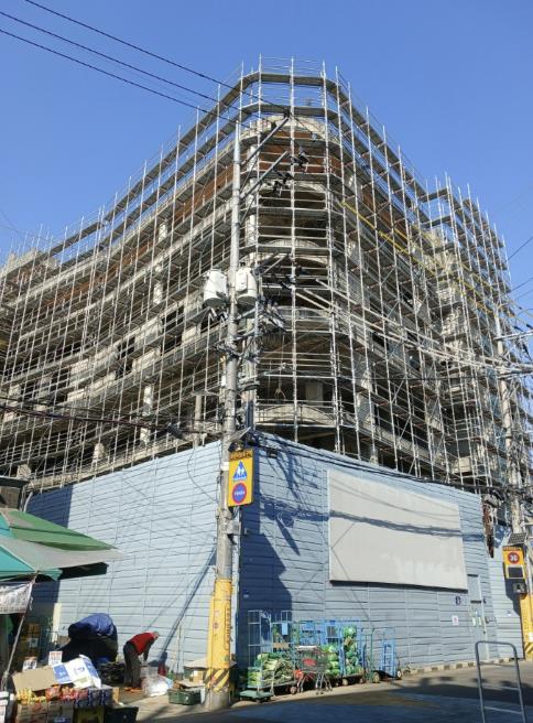 폐건물 해체 작업 위한 비계 등 안전장치 설치 중인 건축물