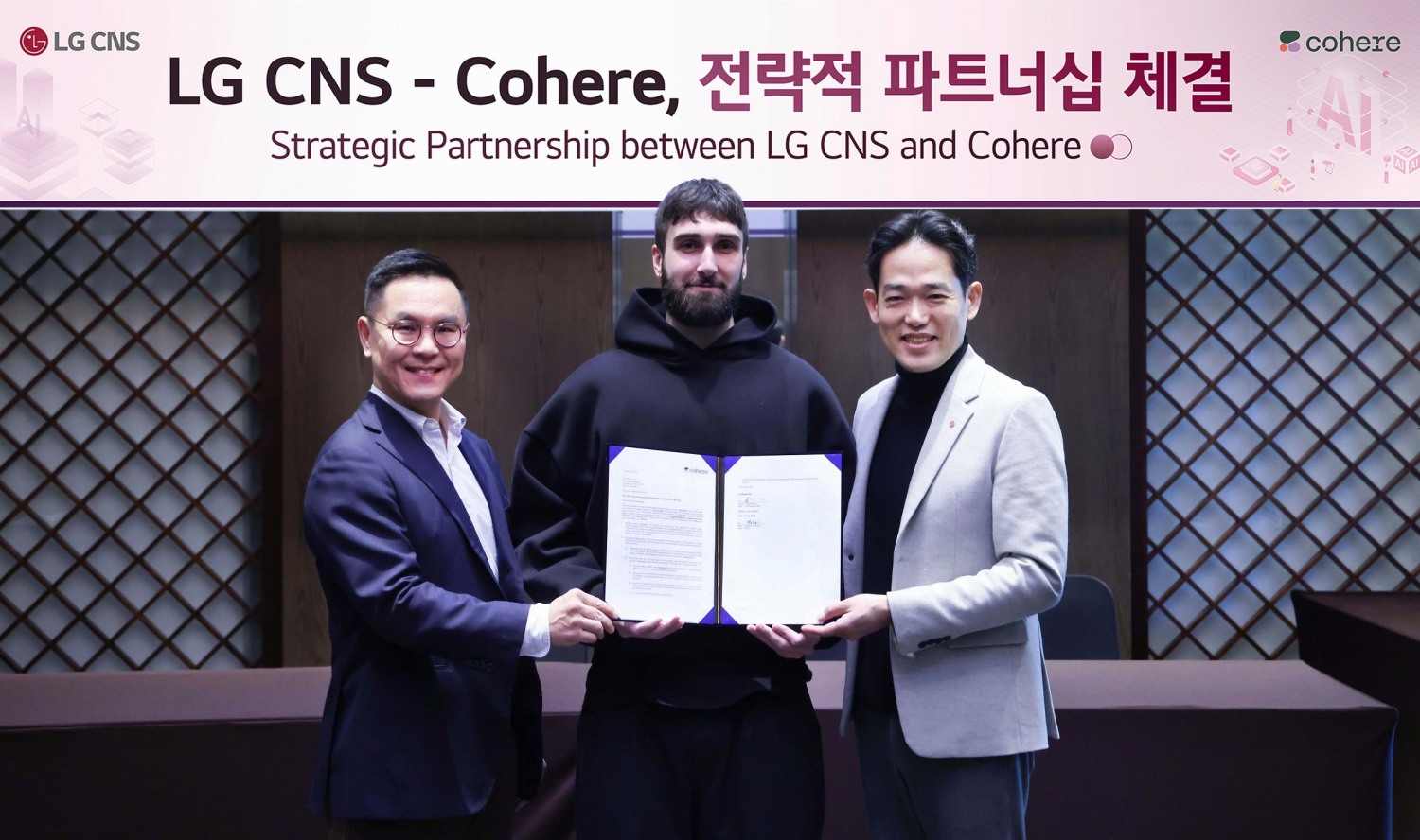 LG CNS 엔트루 컨설팅장 민세훈 전무(왼쪽), 코히어 CEO 에이단 고메즈(가운데), LG CNS AI센터장 진요한 상무(오른쪽)가 양사 전략적 파트너십 체결식에서 기념촬영을 하고 있는 모습. 사진=LG CNS