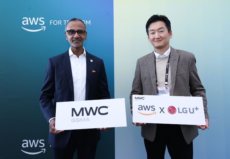 MWC25에서 진행된 업무협약식에 참석한 LG유플러스 권용현 기업부문장(오른쪽)과 AWS 젠스 나가라잔 아시아태평양 및 일본 통신 사업 총괄의 모습. 사진=LG유플러스