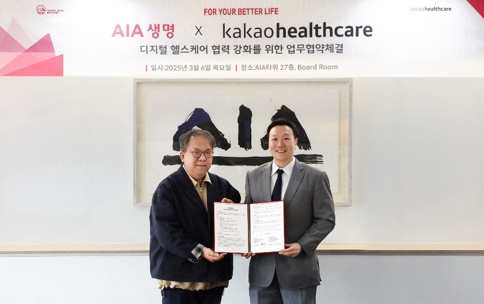 지난 6일 카카오헬스케어와 AIA생명이 서울 중구 AIA생명 본사에서 디지털 헬스케어 협력을 위한 업무협약식을 진행했다. (왼쪽) 황희 카카오헬스케어 대표이사, (오른쪽) 네이슨 촹 대표이사. 사진=카카오헬스케어