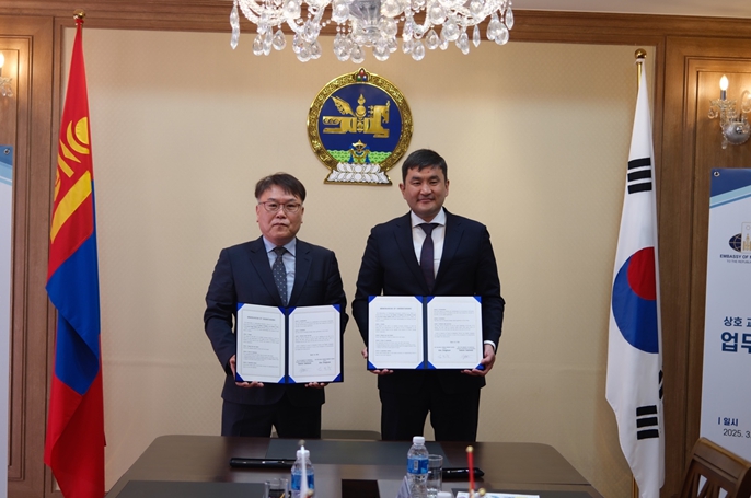 협약식 사진_좌측부터 김동훈 서울외국인주민센터 센터장, 수흐벌드 수혜 주한몽골대사