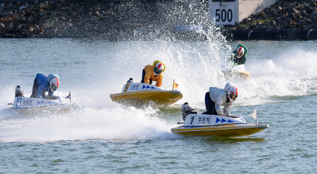미사리경정장에서 선수들이 플라잉스타트로 경주를 시작하고 있다. (사진=국민체육진흥공단)
