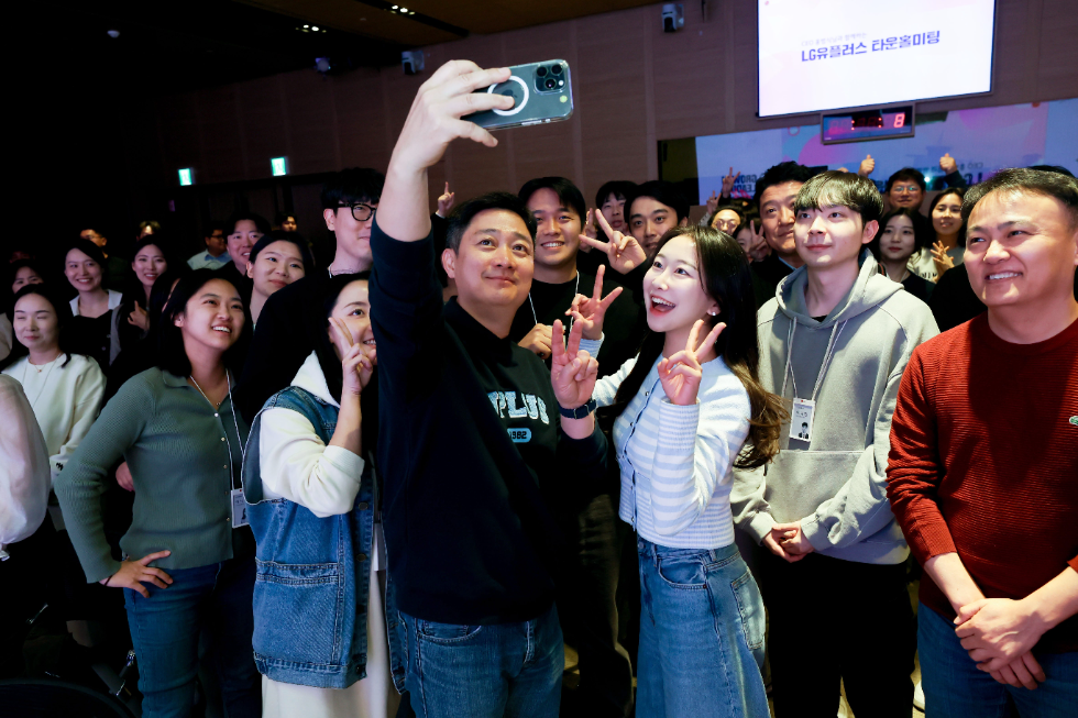 홍범식 사장이 타운홀미팅 후 임직원들과 셀카를 촬영하는 모습. 사진=LG유플러스