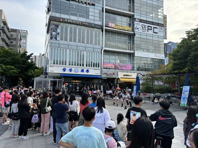 지난해 정관 돌고래 광장에서 거리공연이 진행되고 있는 모습.(사진제공=부산 기장군)