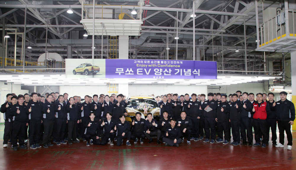 KGM 임직원들이 지난 11일 열린 ‘무쏘 EV’ 양산 기념식에서 단체 사진 촬영을 하고 있다.(사진=KGM)