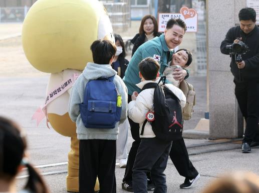 오언석 도봉구청장(가운데)이 지역 내 한 초등학교 등굣길에서 학생들과 반갑게 인사를 나누고 있다(2025. 3. 10. 창경초등학교)