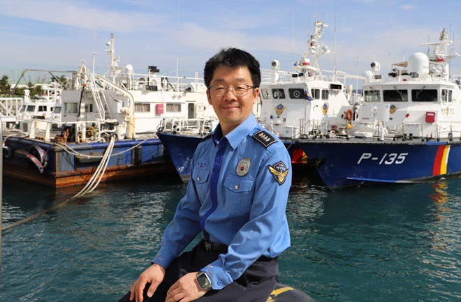 심폐소생술로 소중한 생명 구한 홍명훈 경사.(사진제공=부산해양경찰서)