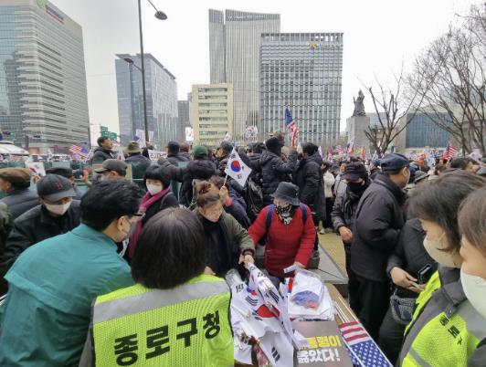 안전관리 비상근무에 투입된 종로구 직원들
