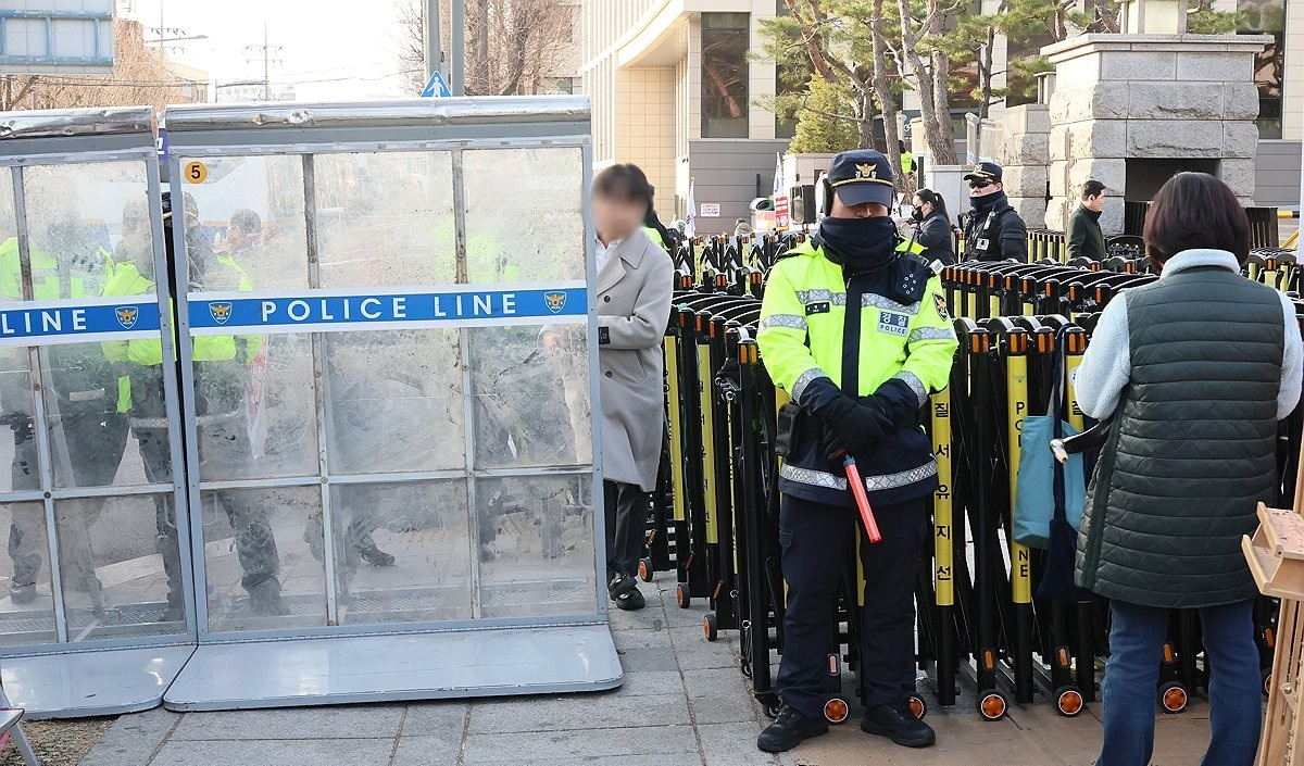 헌재 주변 출입 통제하는 경찰(사진=연합뉴스)