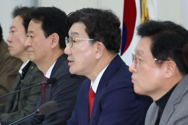 국민의힘 권성동 원내대표가 16일 서울 여의도 국회에서 윤석열 대통령 탄핵 심판과 관련한 당 입장 등 현안 관련 기자간담회를 하고 있다. 사진=연합뉴스