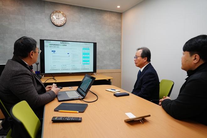 AI 솔루션 제공 기업 방문한 김석준 후보.(사진제공=김석준 부산교육감 후보 캠프)