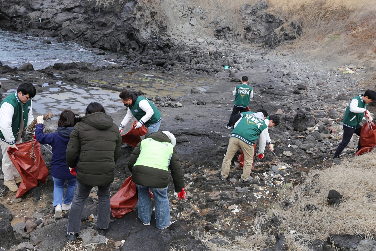 하이트진로, 봄맞이 반려해변 정화활동 실시