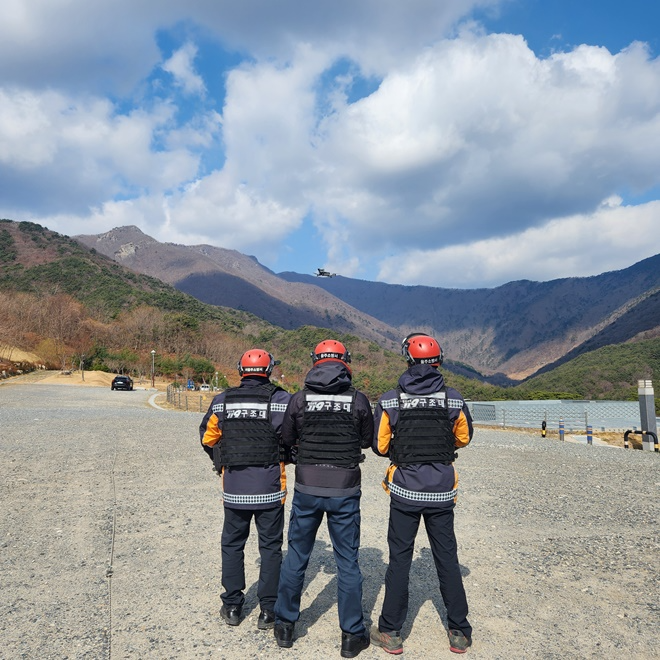 드론을 활용한 산악사고 인명구조 훈련을 하고 있다.(사진제공=울산광역시)