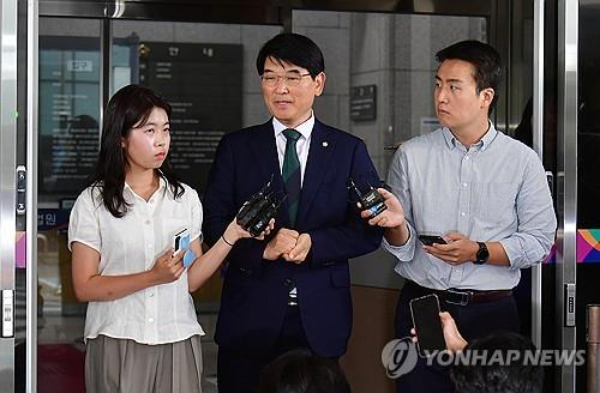 질문에 답하는 박완주 의원.(사진=연합뉴스)