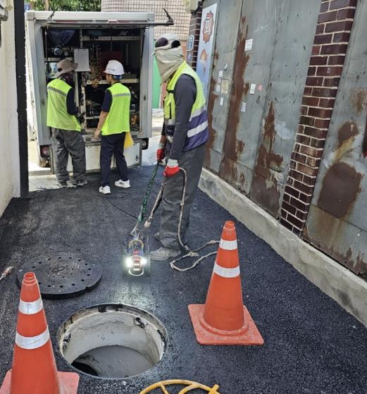 용산구가 지난 17일부터 30년 이상 노후 하수관로 및 하수맨홀에 대한 안전점검에 돌입했다