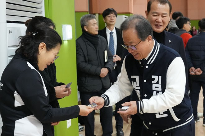 지역 배드민턴 클럽 회원 소통하고 있는 김석준 후보.(제공=김석준 부산교육감 후보 캠프)