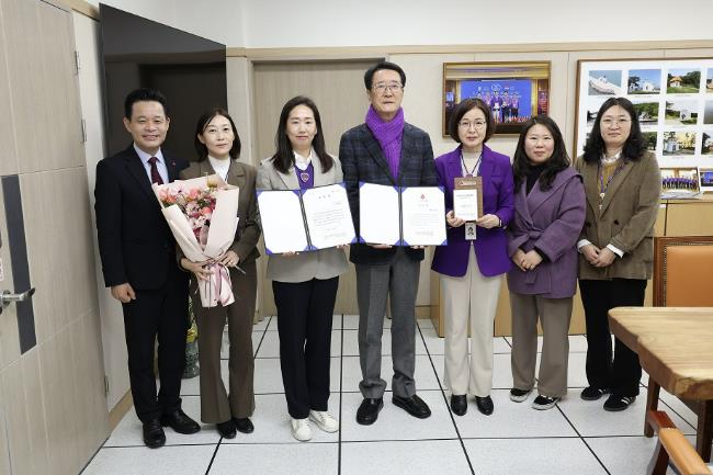 19일, 신안군이 희망2025나눔캠페인 우수 지자체로 선정되어 전남사회복지공동모금회로부터 감사장 받고 기념 촬영을 하고 있다.