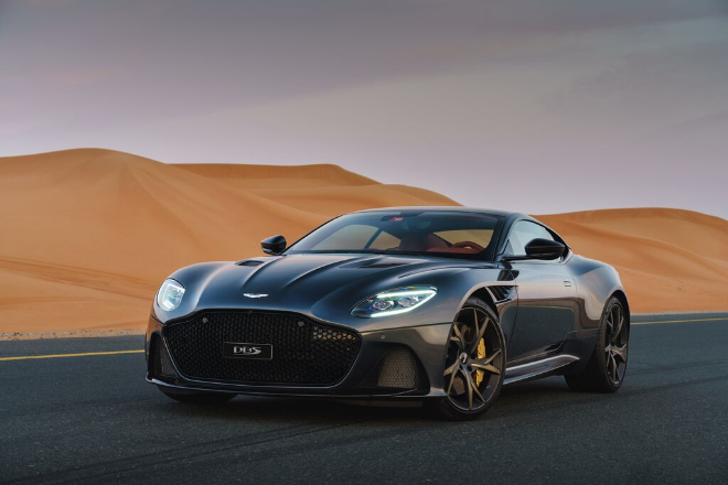 영국 자동차 브랜드 애스턴마틴에서 생산 중인 스포츠카 모델 DBS. 사진=웅진