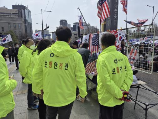 세종대로 일대 집회현장에서 중구청 직원들이 불법노점 단속을 실시하고 있다.