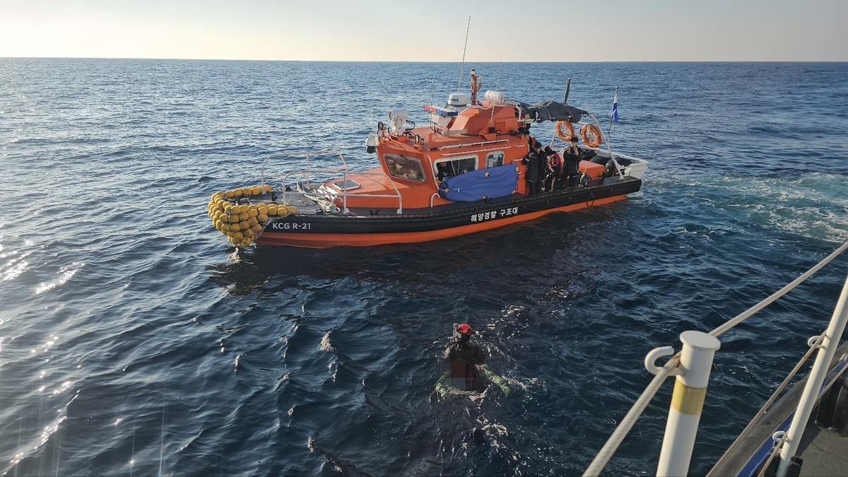 수색 중인 해경(사진=연합뉴스)