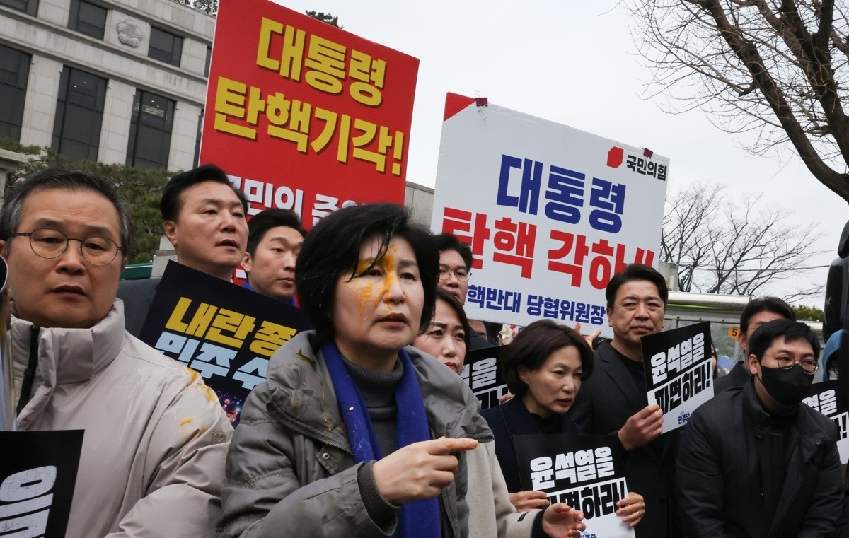 계란 봉변 당한 민주당 백혜련 의원(사진=연합뉴스)