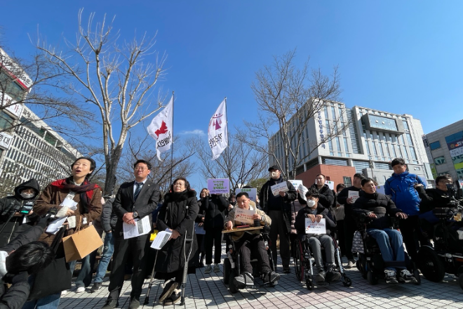 광주지법 앞에서 광주장애인차별철폐연대 활동가, 공익변호사들. (사진=연합뉴스)
