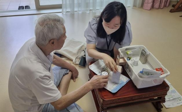 관악구 특화 사업 '다제약물복용자 방문약료 서비스' 진행 모습