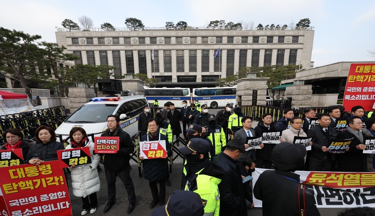 헌재 앞에서 시위하는 여야 의원들(사진=연합뉴스)