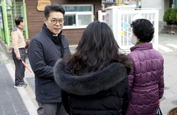 성동구 관내 초등학교 앞에서 학부모와 이야기 중인 정원오 성동구청장의 모습