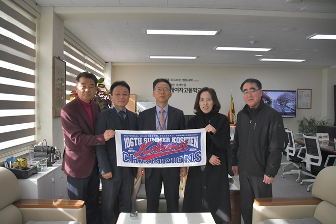 지난해 교토국제고 방문 모습.(사진제공=부산교육청)