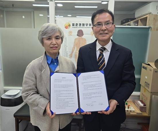 왼쪽부터 에셀채움 송명희 약사 장미오일 이선구 대표가 업무협약서를 내보이며 기념촬영.(사진제공=케이상사)